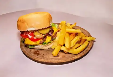 Blurred Hamburguesa Capitán Barbosa con Papas background