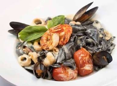 Pasta Negra con Mariscos